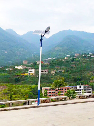 河南汝州市：剛裝120盞農(nóng)村太陽(yáng)能路燈 點(diǎn)亮父老鄉(xiāng)親回家路