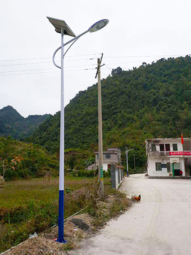 廣西八步區(qū)賀街鎮(zhèn)：百盞鄉(xiāng)村太陽(yáng)能路燈照亮農(nóng)村“夜”生活
